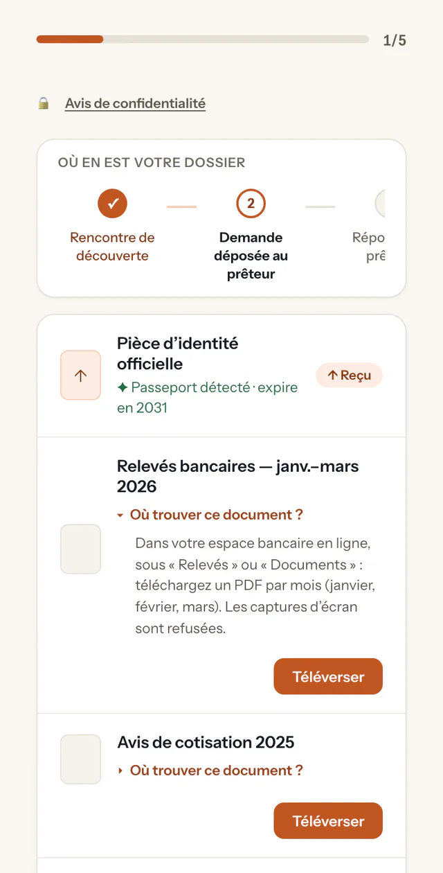 Portail client d’Ekorra sur un téléphone : liste des documents demandés, barre de progression et aide « Où trouver ce document ? » dépliée.
