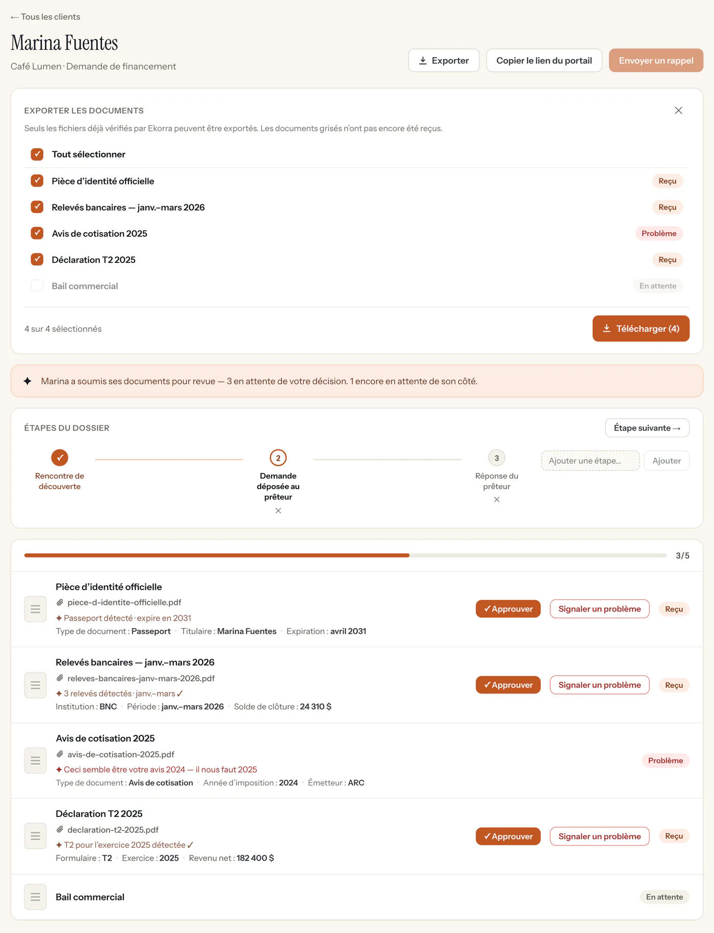 Espace de travail d’Ekorra&nbsp;: revue d’un dossier soumis, avec la note de vérification et les champs extraits de chaque document, et le panneau d’export ZIP.